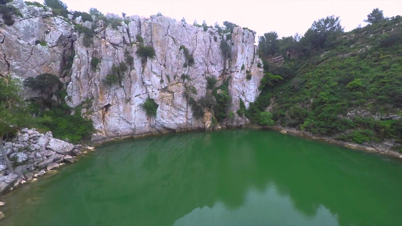 Le Gouffre de l'Oeil doux par drone. Embellie Productions YouTube Le Gouffre de l'Oeil doux par drone. Embellie Productions YouTube