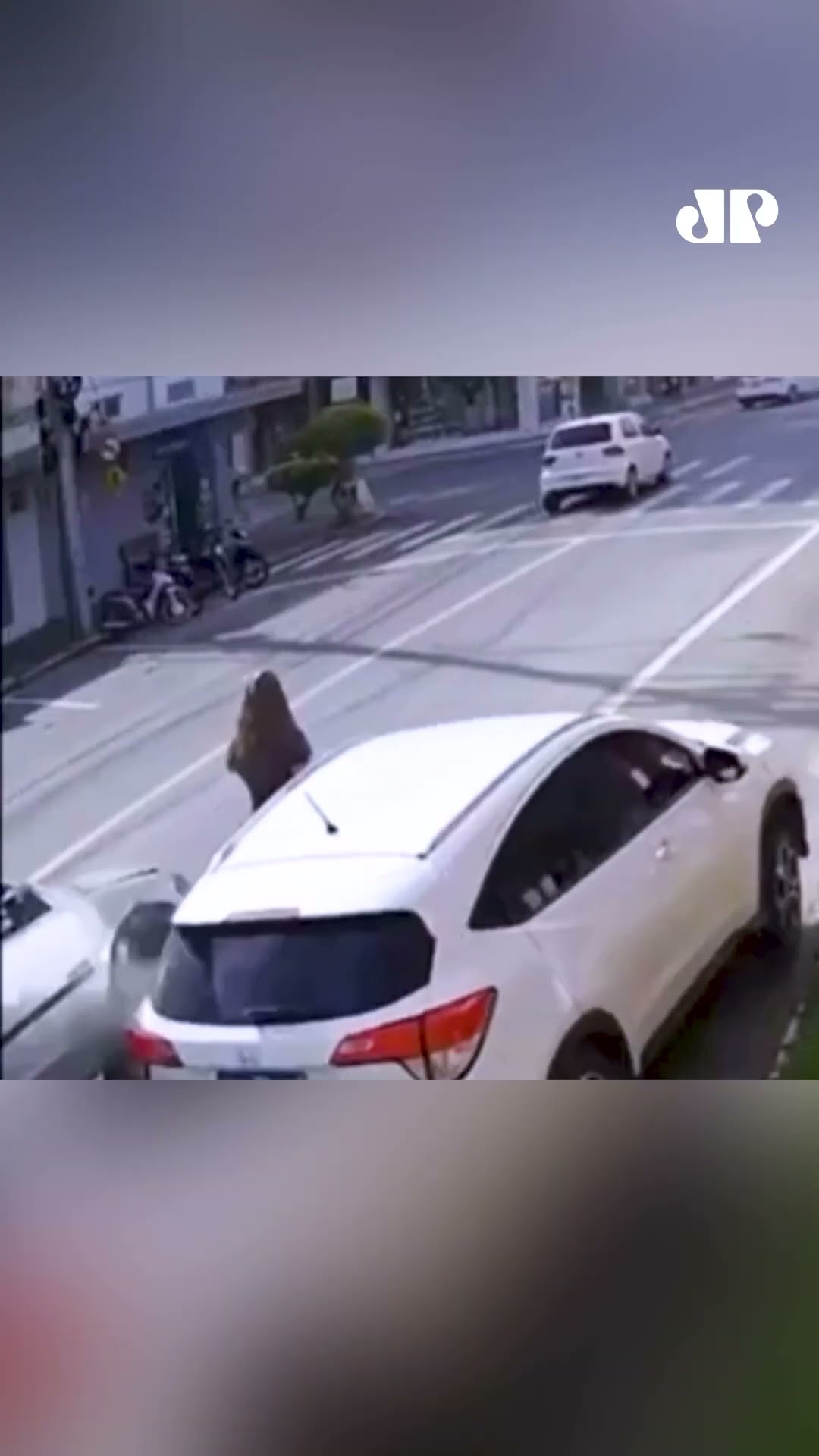 Mulher escapa por pouco de atropelamento em SC; veja vídeo #shorts