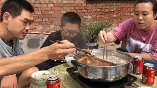 【食味阿远】阿远和老婆在家涮火锅，四人吃了一盒羊肉，凉快天吃火锅真得劲 | Shi Wei A Yuan