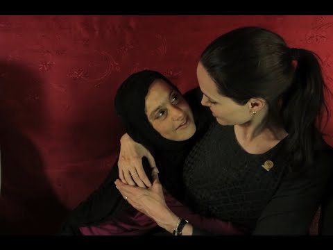 วีดีโอ: Jolie และ Pitt จะรับอุปการะผู้ลี้ภัย