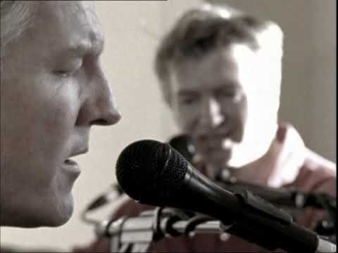 Ver Finn Brothers - Won't Give In (acoustic) no YouTube Ver Finn Brothers - Won't Give In (acoustic) no YouTube
