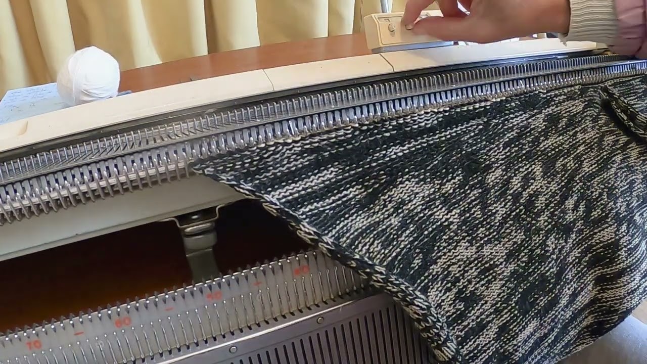 saia-calça atravessada feita em máquina de tricô