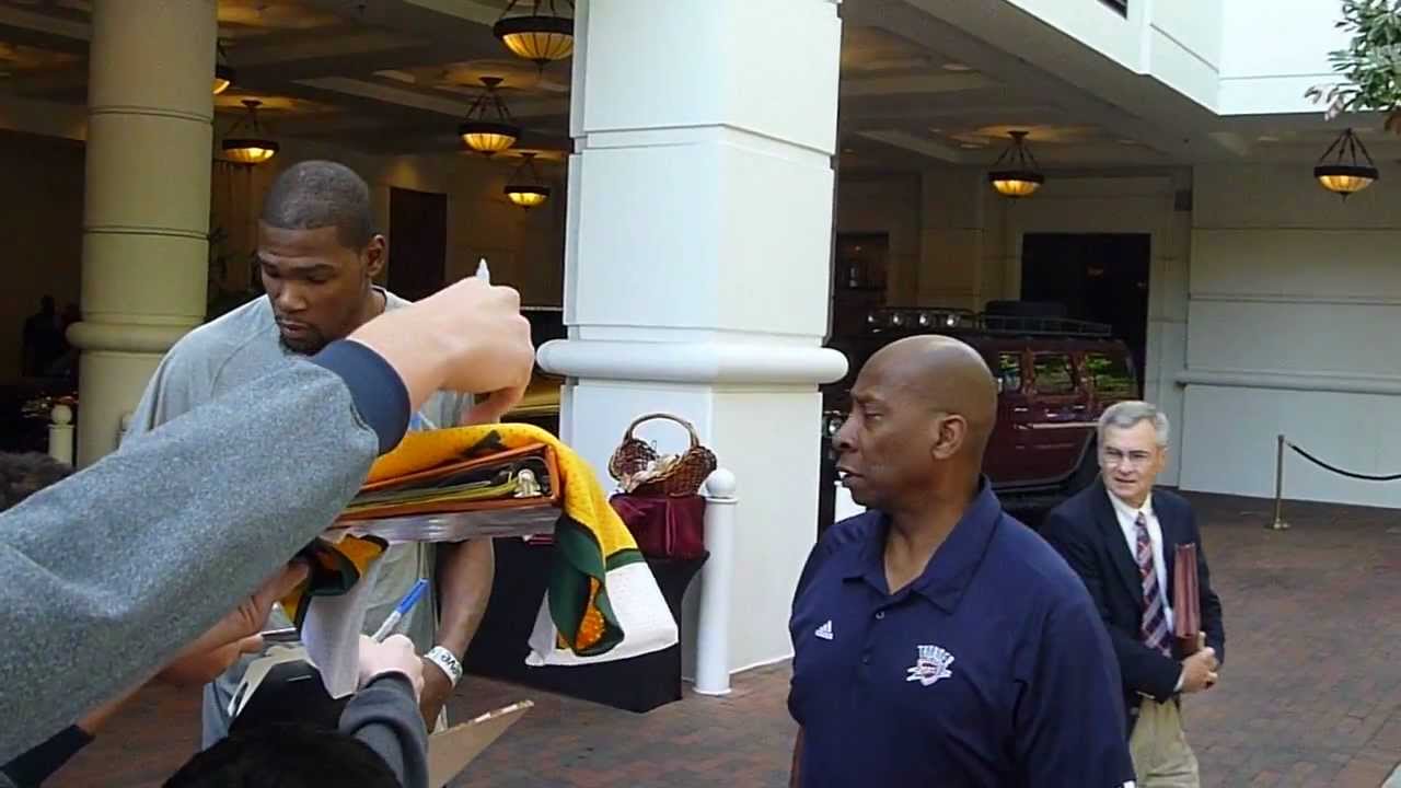 kevin durant signing autographs
