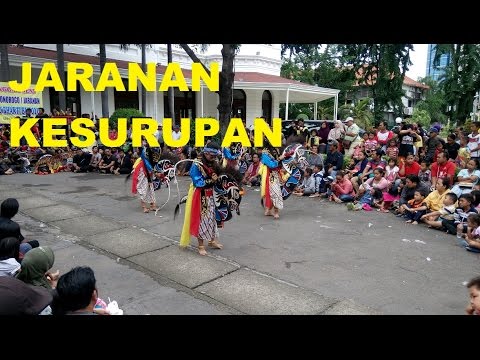 Jaranan Kesurupan Makan Beling Di Surabaya Youtube