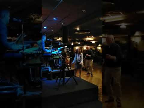 Orkest Jersey. Bij Van Bussel te Deurne op 10-10-2021. Gezelligheid kent geen tijd.