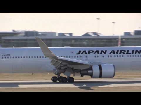 Cathay Pacific B777 and Japan Airlines B767 landing at YVR