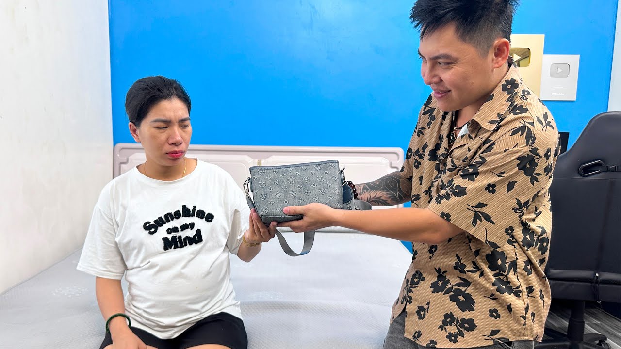 Secretly recorded mom's real reaction when receiving dad's gift