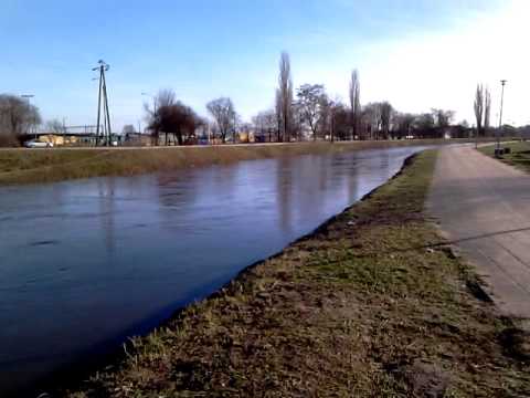 Rzeka Radunia - wysoki stan w Pruszczu - YouTube