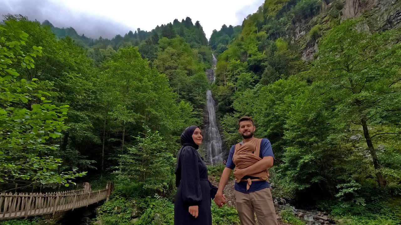 Кемпинг на вершине горы с семьей