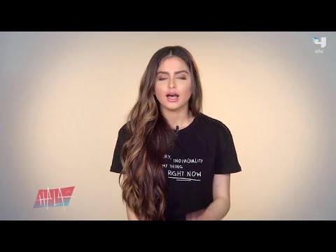 حلا ترك تضع مستحضراتها الخاصة لإحدى المعجبات