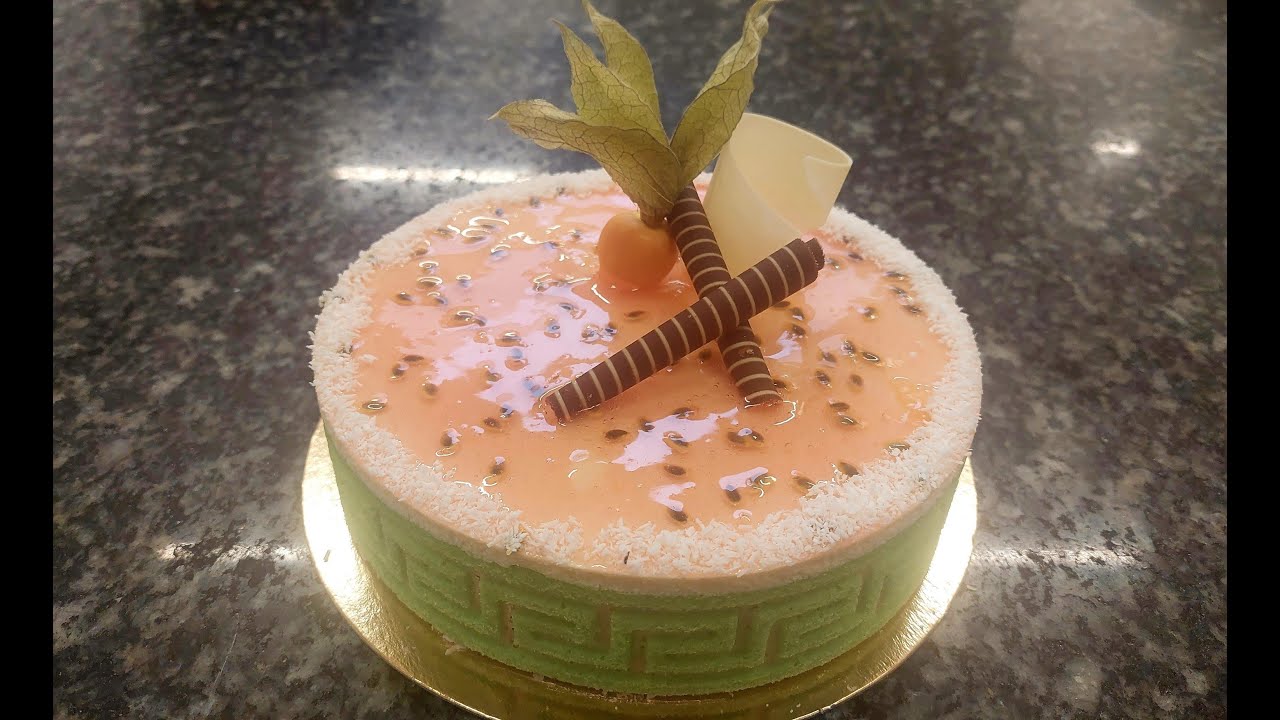 Entremets passion-coco: The entremets : Passion fruit coconut. Un dessert frais et exotique.