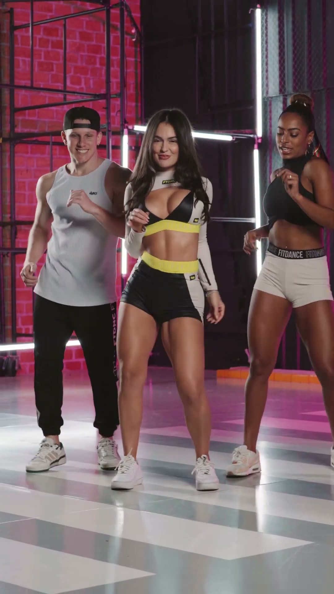 A gatíssima Lari jogando na coreô de Barbie ao som de Nattan e McTuto ???