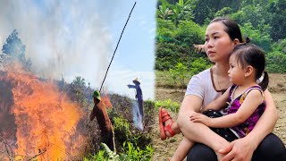 Hung picked up stream crabs and helped his mother - Huong picked vegetables to make pickles.