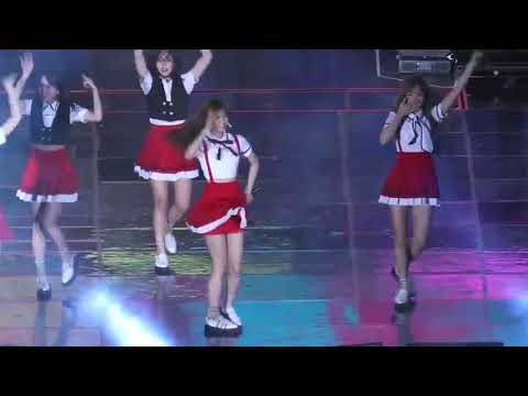 TWICE Momo Accidentally Throws Mic during LOA performance