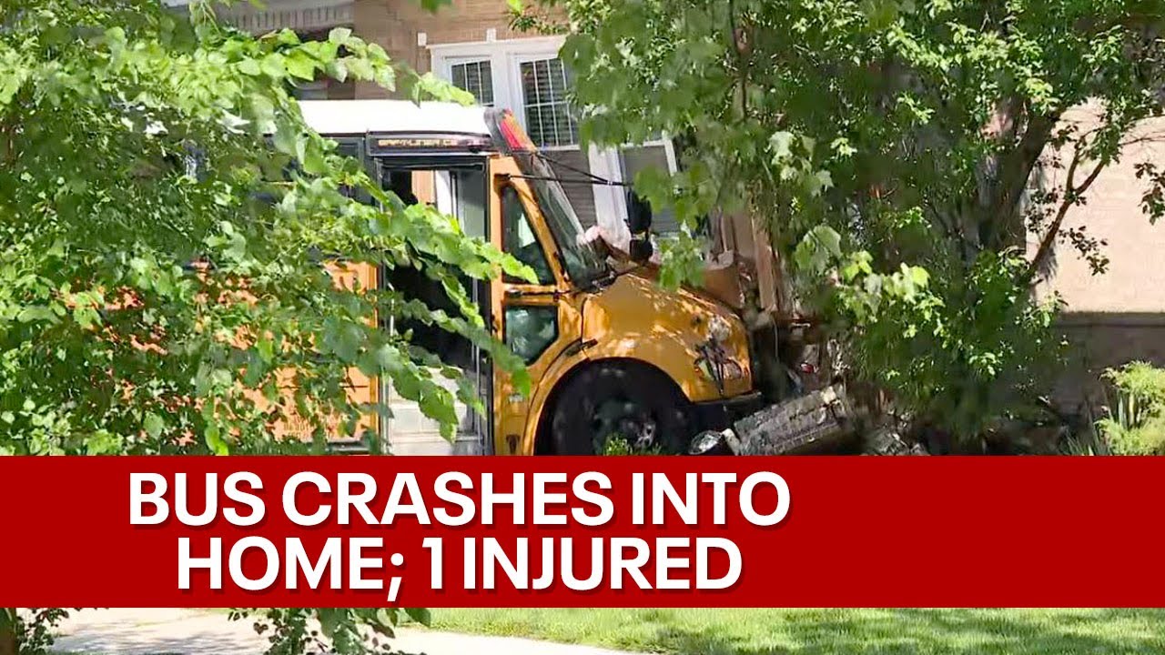 Bus crashes into Chicago home - YouTube