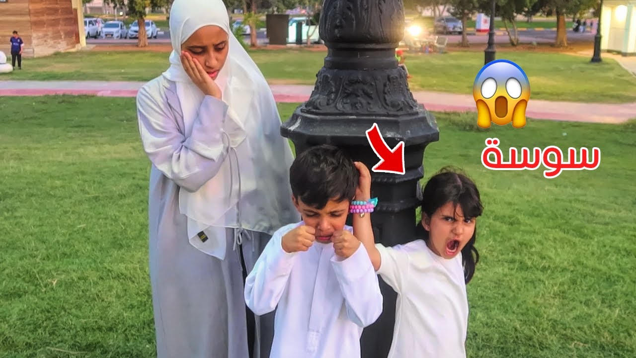 Девочки оставляют своего надоедливого брата в покое 😏, потому что их мать относится к своим детям...