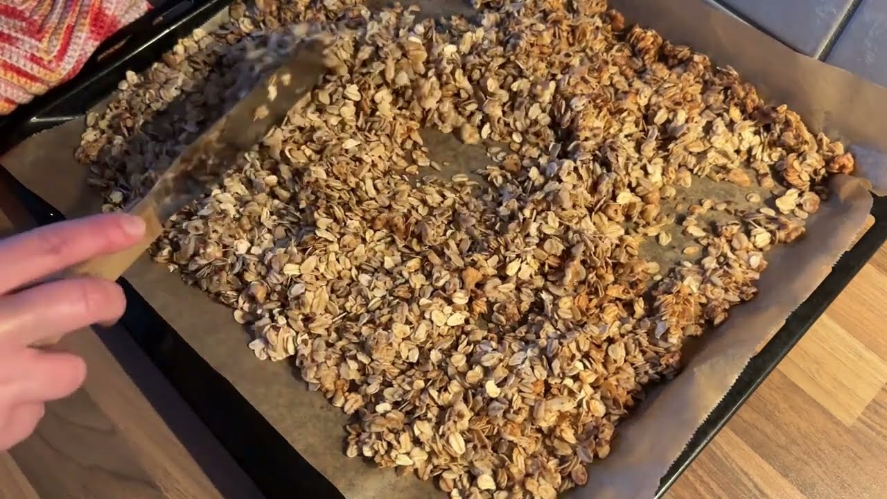 Einfaches Grundrezept für ein knuspriges Müsli 🌾 Granola 🥣