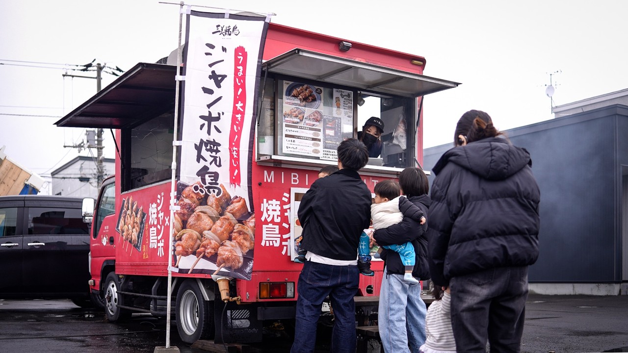 売れてます ♪ やきとり 焼器台 串焼き鳥鶏丼 キャンピングカー 模擬店 Food truck selling grilled chicken “jumbo yakitori” sells 1,000