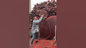 Доска из красного дерева.