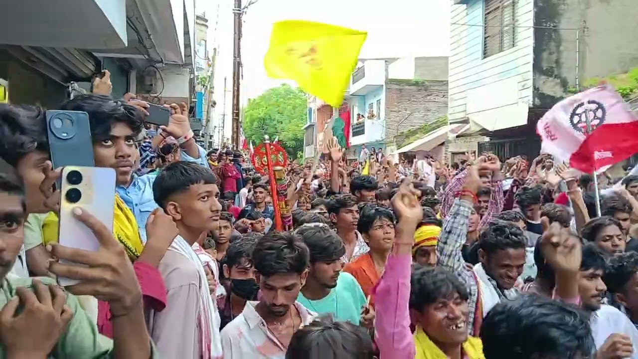 Kohiraaz band  aage piche ful public