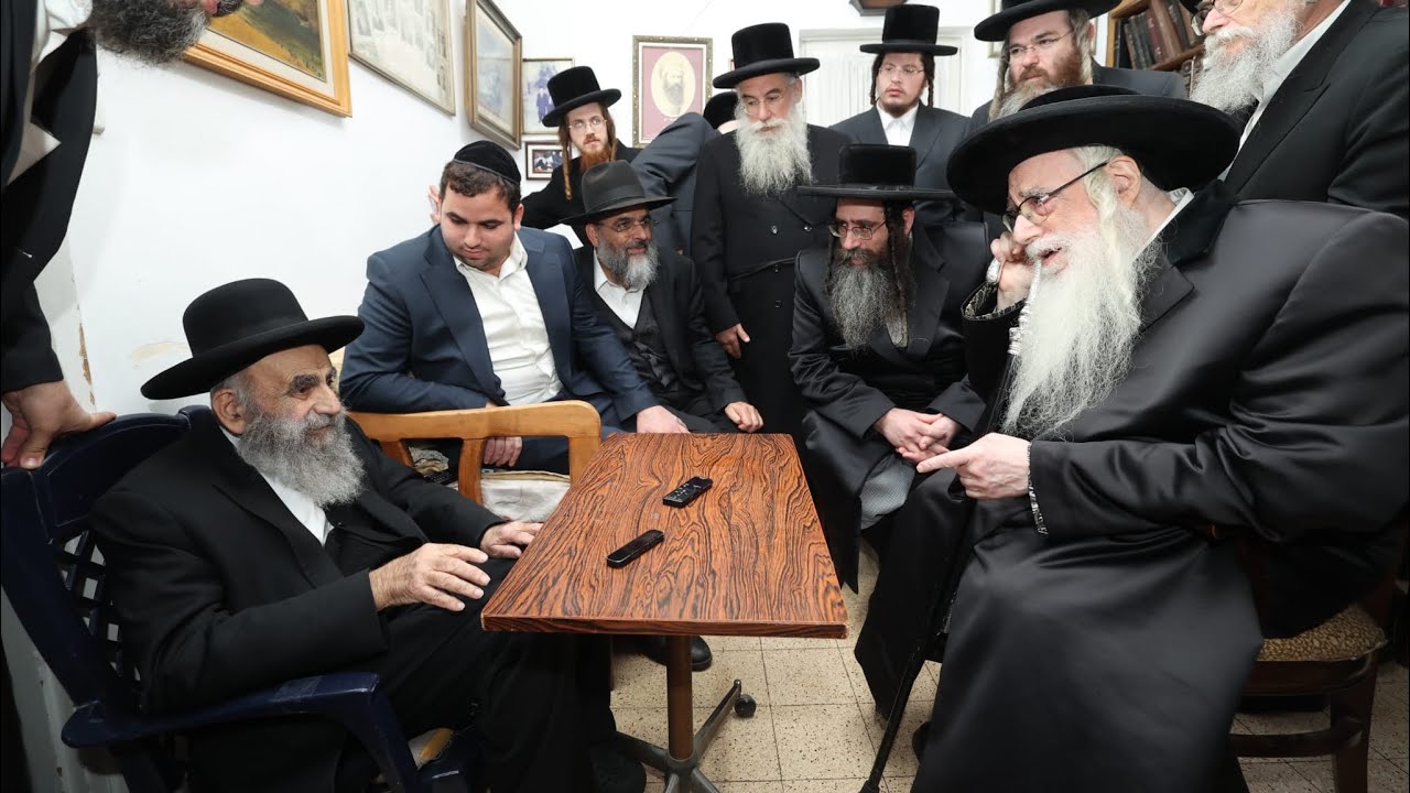 כ״ק האדמו״ר מצאנז בניחום אבלים אצל ראש הישיבה חכם משה צדקה על פטירת אחיו
