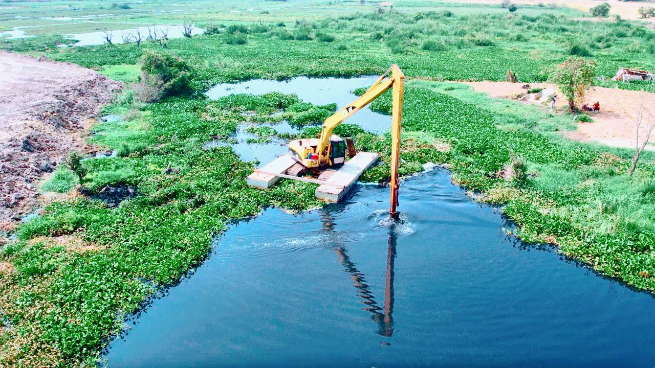 CATERPILAR 320 CL Long Arm Excavator Digging Removed Mud From the River ...