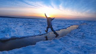 ОПАСНЫЙ ЛЕД | ПРИШЛОСЬ ПРЫГАТЬ,ЧТОБЫ ВЫЖИТЬ | ЗИМНЯЯ РЫБАЛКА НА КОРЮШКУ