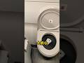 こんなふうに飛行機のトイレに座ってはいけません