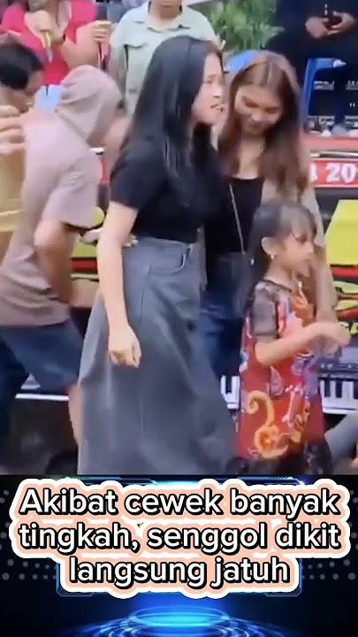 CEWEK JATUH DI ATAS PANGGUNG❓