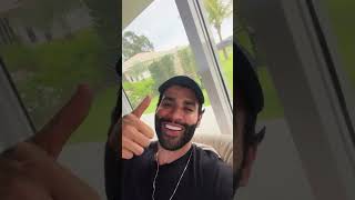 Gusttavo Lima de trator vermelho rumo a Vilena