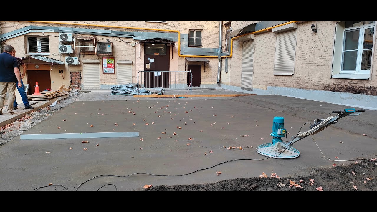 Устройство стяжки с разуклонкой на стилобате. Установка лотков.