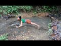 Fishing Video: Smart Girl&#39;s Build Fish Trap Catch a Big Catfish - Primitive Cooking