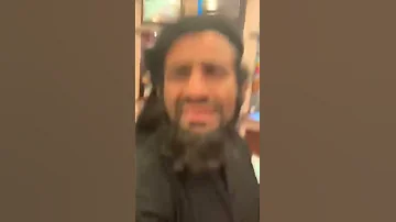سارق بخور و راح يبيعه لمحل قريب من الجامع ودقوا على صاحب البخور وجاء له بالمحل 