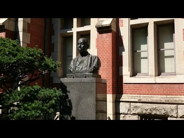 慶應義塾大学の福沢諭吉の銅像と三田キャンパスの風景 - YouTube