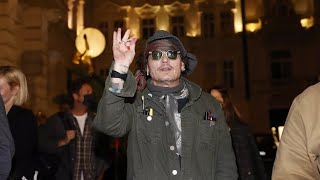 Johnny Depp dorazil na karlovarský filmový festival 26.8.2021 Přivítal fanoušky.