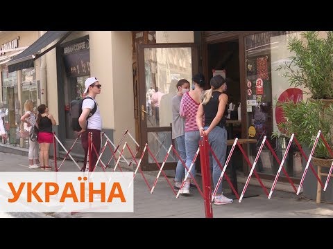 Открылись парикмахерские, летние площадки кафе и ТЦ: как ослабили карантин в Украине