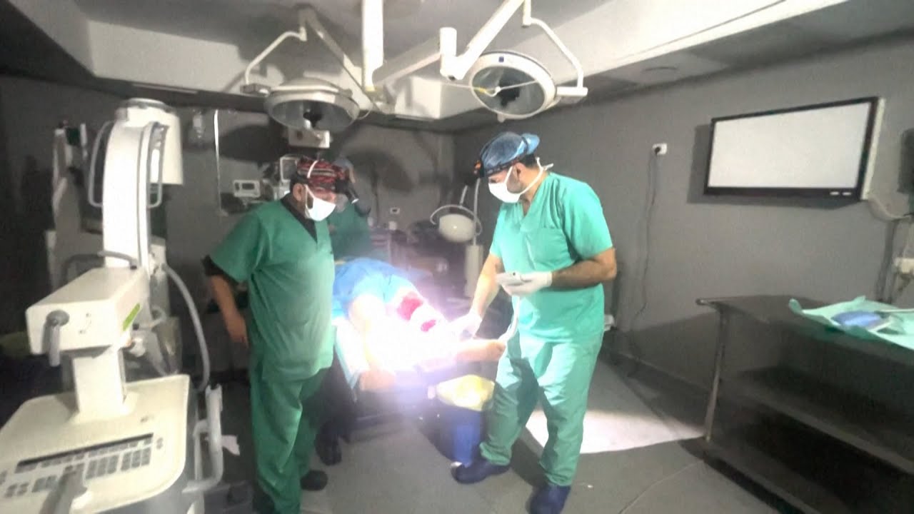 مستشفى العودة في جباليا شمال قطاع غزة يجري عمليات جراحية بأقل الإمكانيات