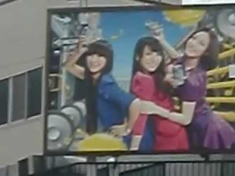 三ツ目通りの交差点で見つけたperfumeの看板
