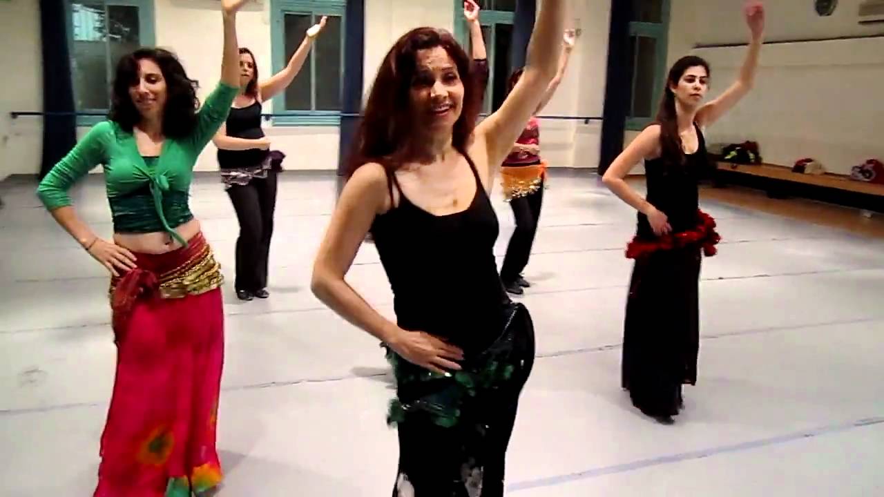 Elina Pechersky teaching a belly dance class אלינא בשיעור ריקוד