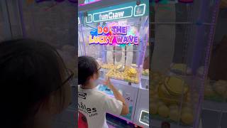 How to Win a Giant Plushie Prize #arcade #fun #clawmachine