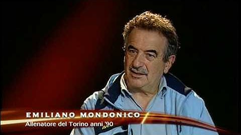 Emiliano Mondonico alza la sedia durante la finale di Coppa Uefa 1992 ad Amsterdam (13-5-92)
