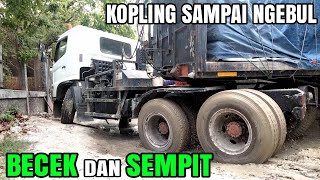 Begitu Susahnya Parkirin Mundur Truk Trailer Full Muatan Semen Ditempat Yang Sempit Dan Becek