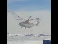 Горные Вертолеты выполняют посадку на золотом прииске Приморское