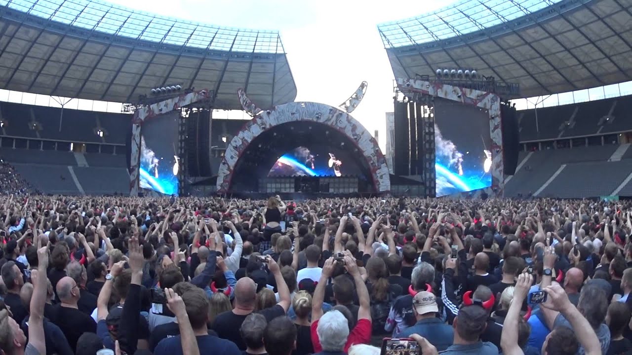 AC/DC Berlin beginning - YouTube