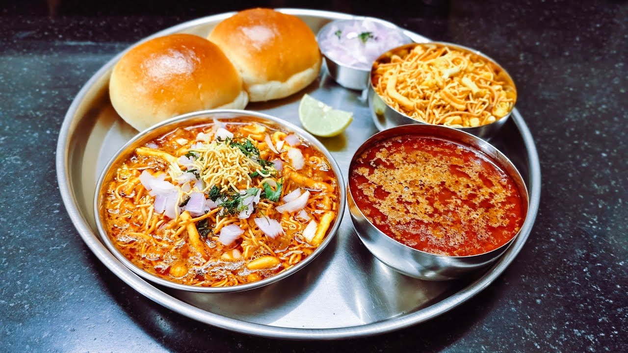 झटपट तयार होणारी झणझणीत मिसळ.