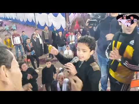اصغر مطرب شعبي يفاجا ابوه علي المسرح في أغنيه نازل وانا ماشى ع الشوك برجليا ابداع جميل