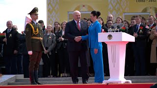 Трогательная церемония! Василевская передала Лукашенко флаг Беларуси, который побывал в космосе!