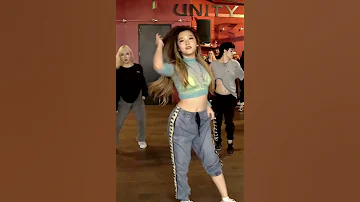 Heyoon Jeong dancing to 'Bola Rebola'