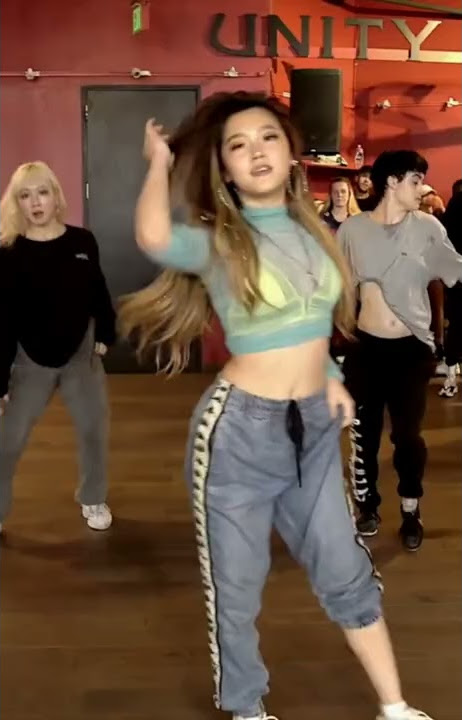 Heyoon Jeong dancing to 'Bola Rebola'