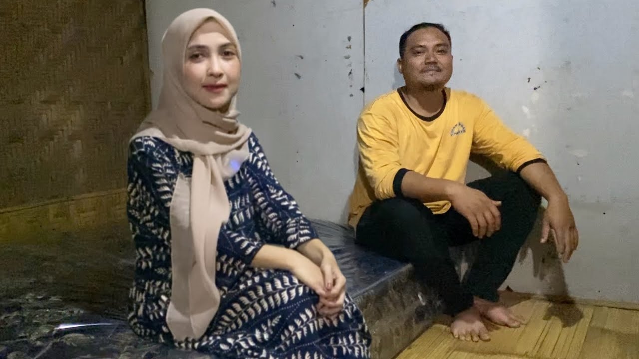 PENJAGA WARUNG KOPI BERPARAS CANTIK TERSENYUM BAHAGIA DAPAT HADIAH UANG DAN LEMARI ES DARI BOS BESAR